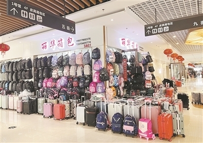 開學季遇上旅游熱，南昌箱包市場銷售火爆，日用百貨同步升溫